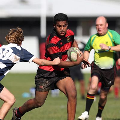Photo showing young rugby players during a match.